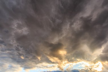 Akşam gökyüzü üzerinde karanlık fırtına bulutları