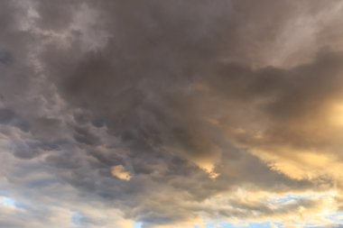 Akşam gökyüzü üzerinde karanlık fırtına bulutları