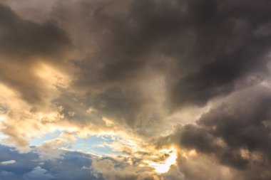 Akşam gökyüzü üzerinde karanlık fırtına bulutları