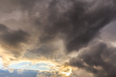 Akşam gökyüzü üzerinde karanlık fırtına bulutları