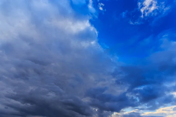 Nuvole di tempesta scure su cielo di sera — Foto Stock