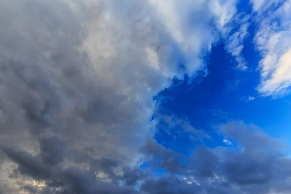 Nuvens de tempestade escura no céu da noite — Fotografia de Stock