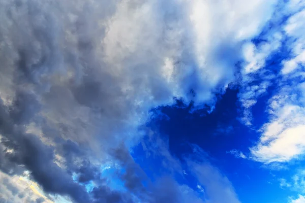 Nuvole di tempesta scure su cielo di sera — Foto Stock