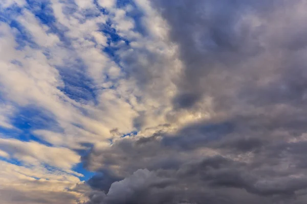 Akşam gökyüzü üzerinde karanlık fırtına bulutları — Stok fotoğraf