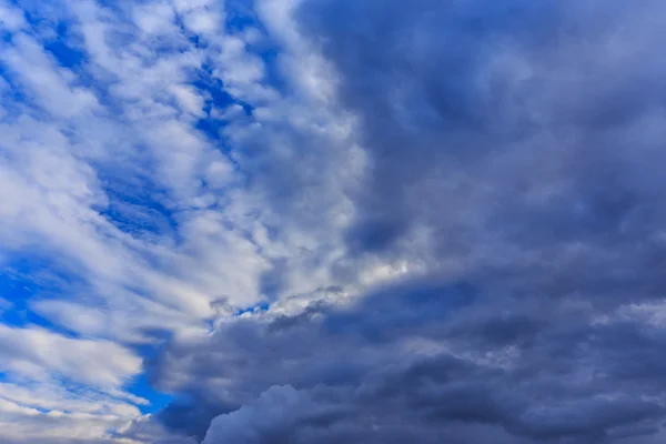 Ciemne chmury na wieczornym niebie — Zdjęcie stockowe
