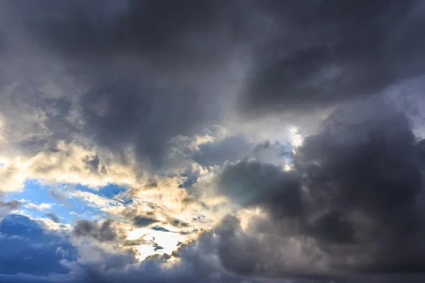 Nuages de tempête foncés sur le ciel du soir — Photo