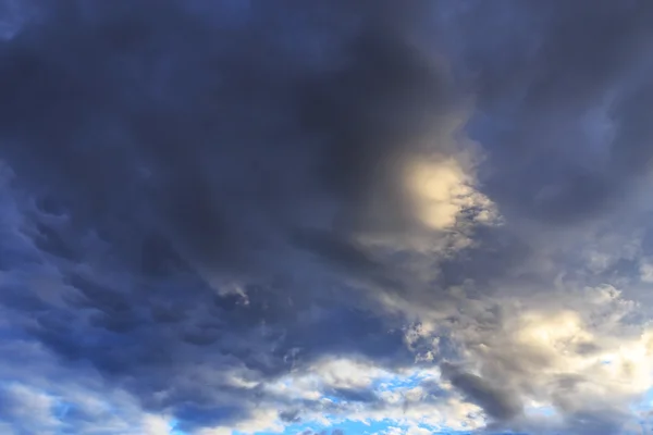 Nuvole di tempesta scure su cielo di sera — Foto Stock