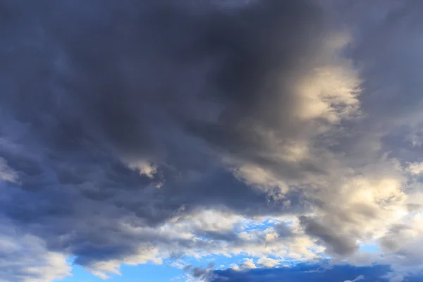 Nuvole di tempesta scure su cielo di sera — Foto Stock