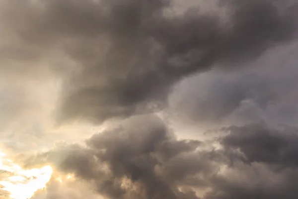 Nuvole di tempesta scure su cielo di sera — Foto Stock