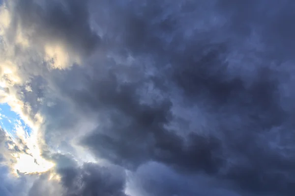 Nuvole di tempesta scure su cielo di sera — Foto Stock