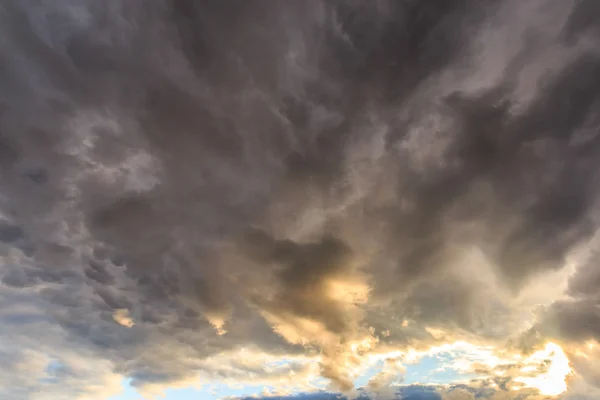 Dark storm clouds on evening sky — Stock Photo, Image