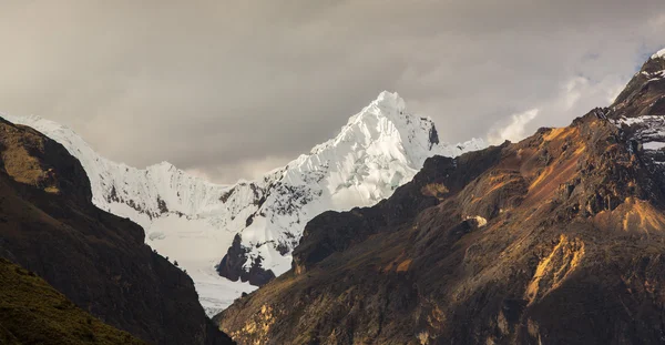 Beau paysage de montagne dans les Andes — Photo