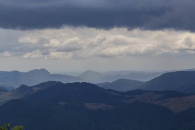 Transilvanya Alpleri 'nde Temmuz ve Ağustos aylarında muhteşem görüntüler ve dramatik fırtına bulutlarıyla yaz manzarası.