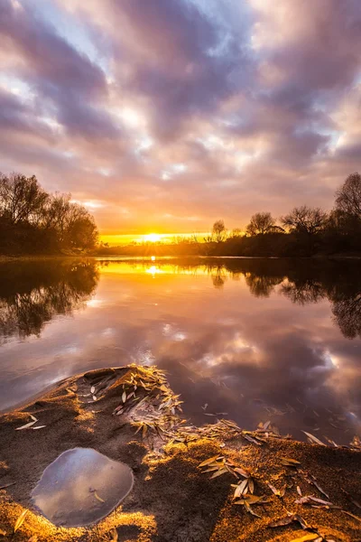 Hermoso atardecer sobre río salvaje — Foto de Stock