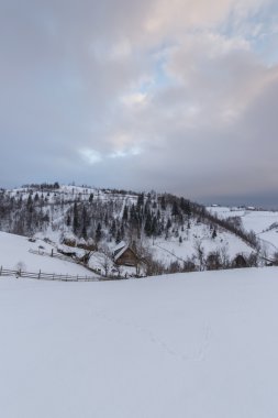 Dağlarda kış manzarası