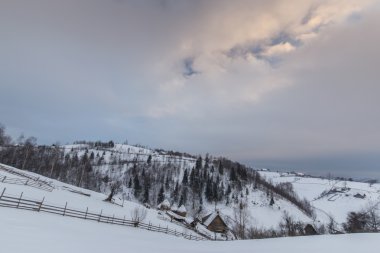 Dağlarda kış manzarası