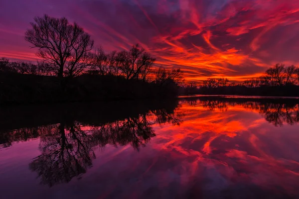 Vahşi nehir üzerinde güzel gün batımı