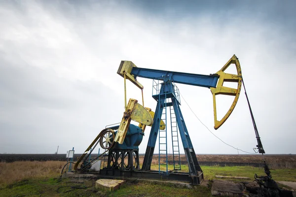 Pozo de petróleo y gas en funcionamiento — Foto de Stock