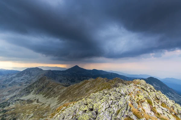 Górskiej scenerii w Alpach Transylwanii — Zdjęcie stockowe