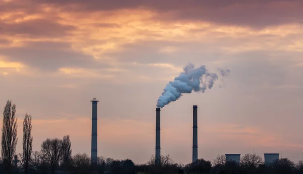 Kömür santralı ve duman yığınları ile endüstriyel cityscape