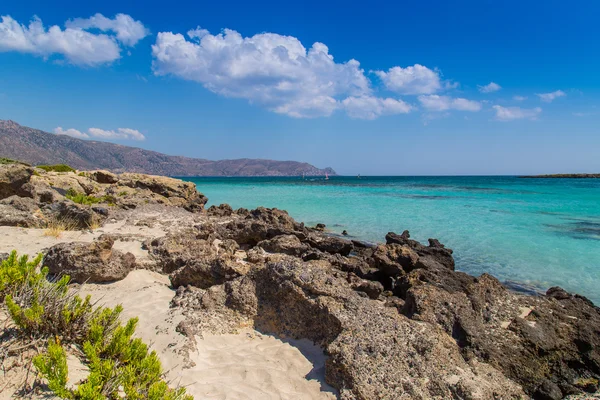 Une belle plage sur une île grecque — Photo