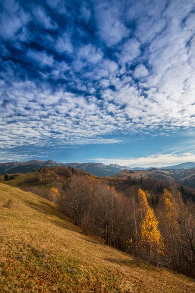 Herbstlandschaft in abgelegener ländlicher Gegend in Transsilvanien — Stockfoto