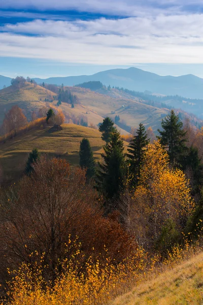 Herfst landschap in afgelegen landelijke gebied in Transsylvanië — Stockfoto