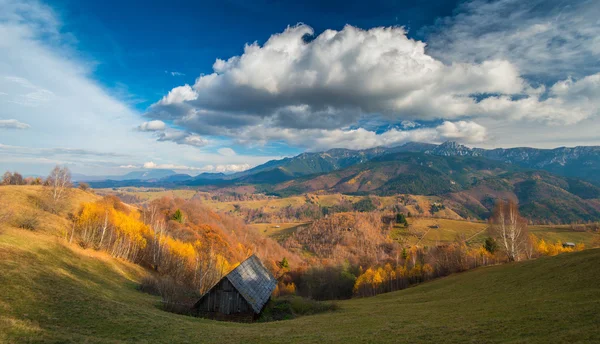 Herbstlandschaft in abgelegener ländlicher Gegend in Transsilvanien — Stockfoto