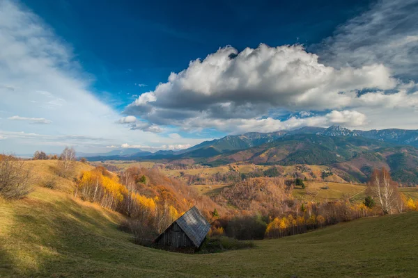 Herbstlandschaft in abgelegener ländlicher Gegend in Transsilvanien — Stockfoto