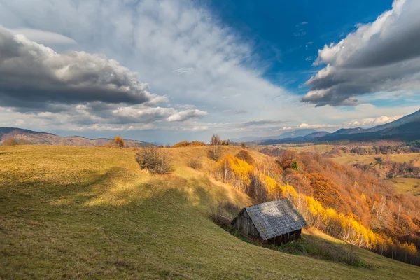 Herbstlandschaft in abgelegener ländlicher Gegend in Transsilvanien — Stockfoto