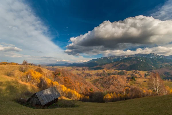 Herfst landschap in afgelegen landelijke gebied in Transsylvanië — Stockfoto