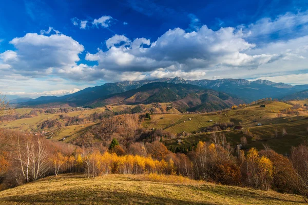 Herbstlandschaft in abgelegener ländlicher Gegend in Transsilvanien — Stockfoto