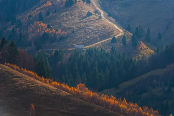 Herbstlandschaft in abgelegener ländlicher Gegend in Transsilvanien — Stockfoto