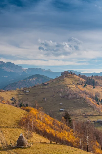 Paesaggio autunnale nella remota zona rurale della Transilvania — Foto Stock