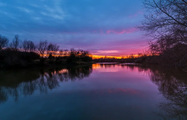 Prachtige zonsondergang over wilde rivier — Stockfoto