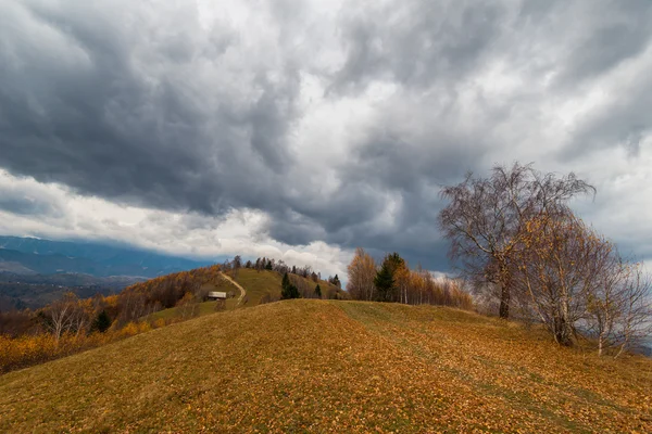 Herbstlandschaft in abgelegener ländlicher Gegend in Transsilvanien — Stockfoto