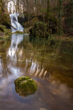 Güzel şelaleler ve Transilvanya dağ dere