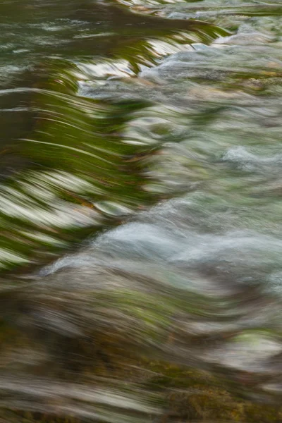 Belle cascate e torrente di montagna in Transilvania — Foto Stock