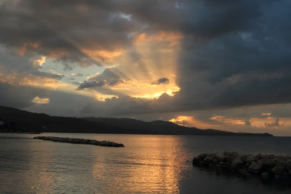 Zonsondergang in Jamaica, Caribische zee Rechtenvrije Stockafbeeldingen