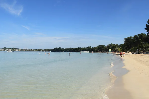 Blå Karibiska havet och stranden i Jamaica — Stockfoto