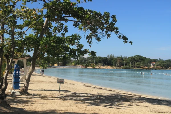 Spiaggia della Giamaica e mare blu dei Caraibi — Foto Stock