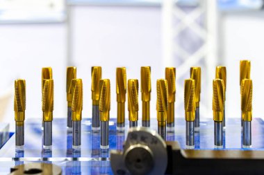 Yeni ve hassas metal tıkırtı kesme araçları eşikli delik yapmak için altın kaplama ile tablo üzerinde üretim sürecinde