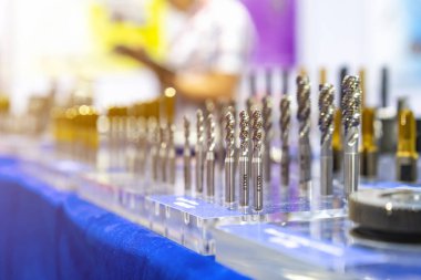 Yeni ve hassas metal spiral veya vida tıkırdatma kesme araçları eşikli delik yapmak için tablo üzerinde üretim sürecinde