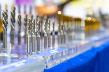 Yeni ve hassas metal spiral veya vida tıkırdatma kesme araçları eşikli delik yapmak için tablo üzerinde üretim sürecinde