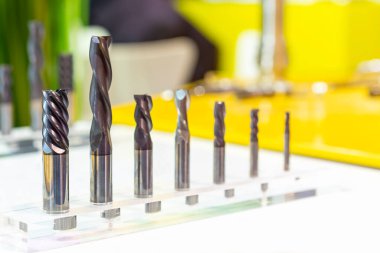 çok büyük ölçekli yüksek hızlı çelik uçlu değirmen kesme araçları ve diğer cnc makine merkezi endüstriyel metal üretimi için masa üzerinde