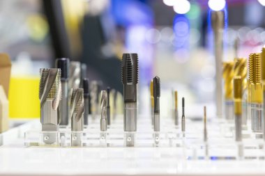 Yeni ve hassas metal tıkırtı kesme araçları eşikli delik yapmak için altın kaplama ile tablo üzerinde üretim sürecinde