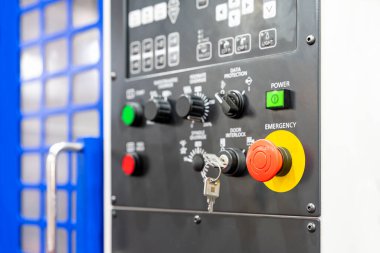 Endüstriyel endüstri için yüksek teknoloji cnc makine merkezinin kontrol paneli üzerindeki kırmızı acil durdurma ve diğer düğmeleri kapat