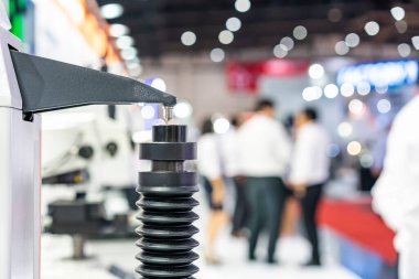 Örnek parçalarını ve sertlik testi makinesinin elmas başlık iğnesini kapat. Örnek malzeme veya ürünün özellik sertlik değerini denetlemek için.