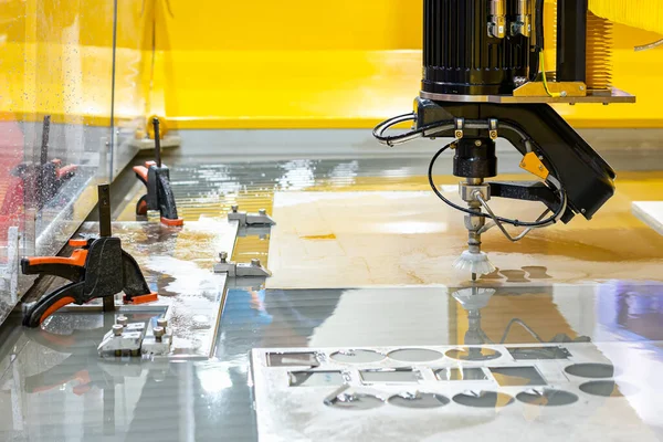 Sanayi çalışmalarının taş ya da metal levhalarını kesme işlemi sırasında hassas otomatik cnc yüksek hız ve basınçlı su jeti kesme makinesinin koltuk nozulasını kapat