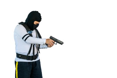 Soyguncu şapkası takan Asyalı çocuk ve özel emniyet kemeri takan asker ya da asker bandı takan suçlu ya da kanun kaçağı gibi davranan kendini savunan hedef model silah izole edilmiş & kırpma yolu